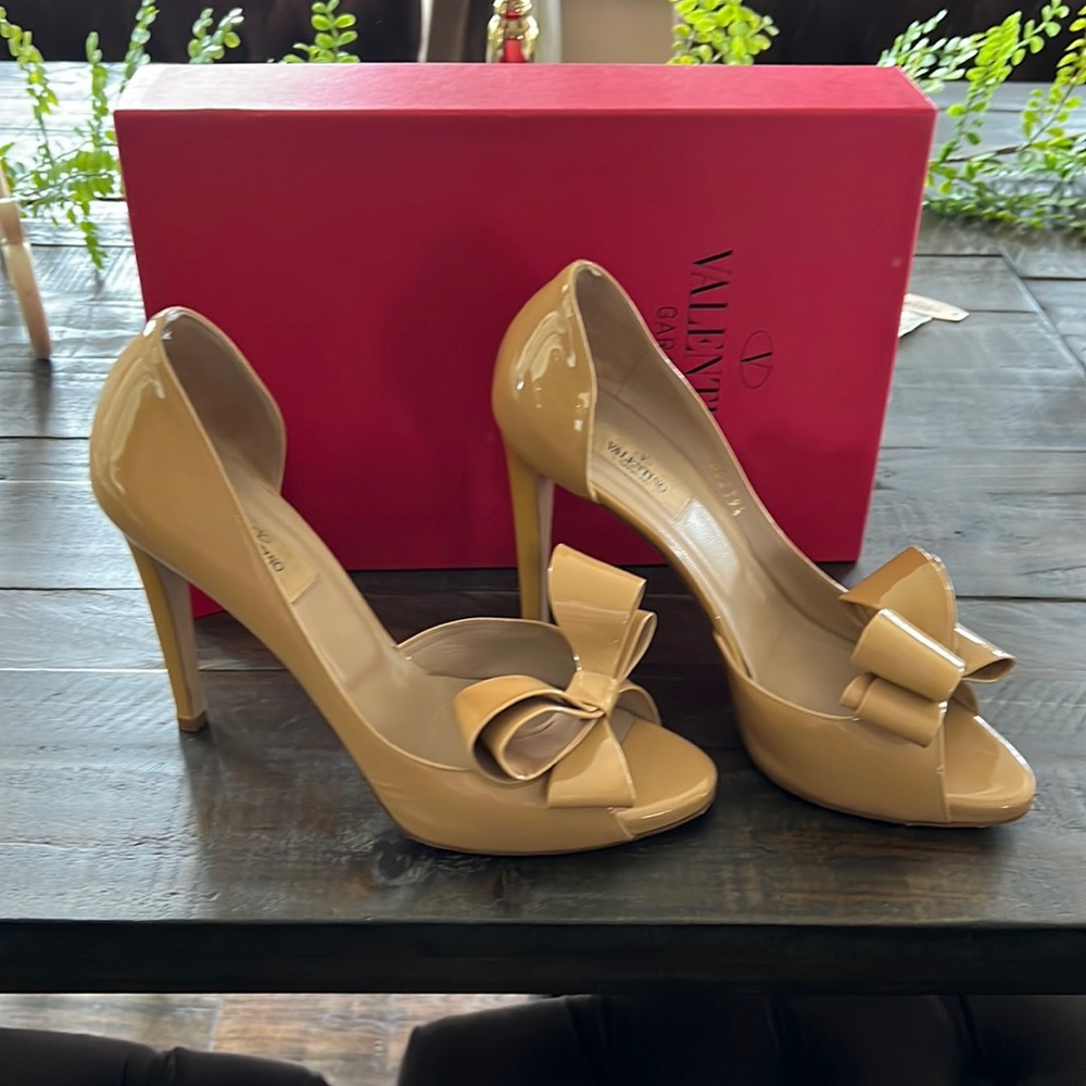 Valentino Garavani nude or tan color size 39 or 9 comes with original box